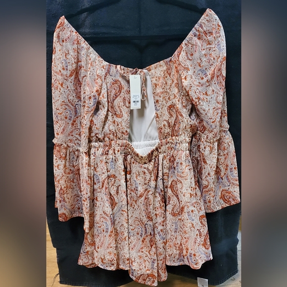 Romper short Beautiful I took a pic of the Gold the best I could. Elastic waist - Picture 2 of 5